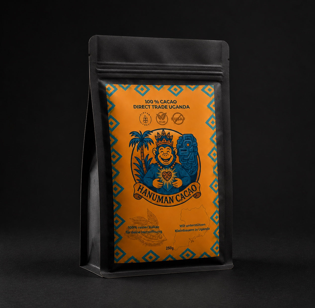 Schwarzer Standbodenbeutel Hanuman Cacao 250 g vor dunklem Hintergrund